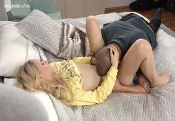 jauka mazulīte Lūsija Blondīne, kas parāda jaukas krūtis